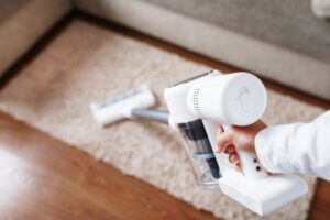 Cordless Vacuum that uses a rechargeable batter